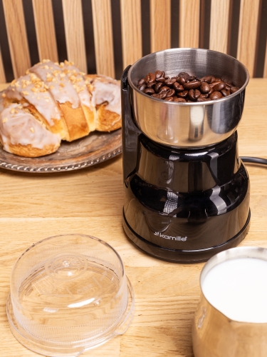 Młynek do kawy na stole KM6734