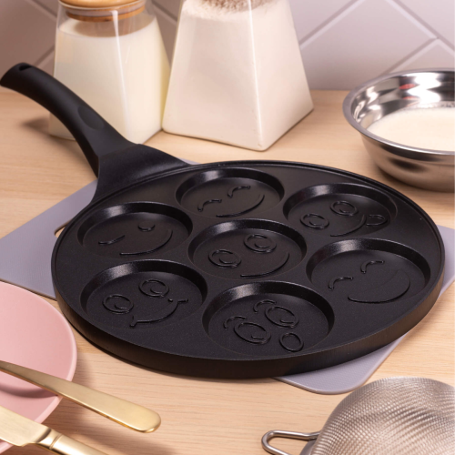 Patelnia do pancakes forma buźki na stole KM4211